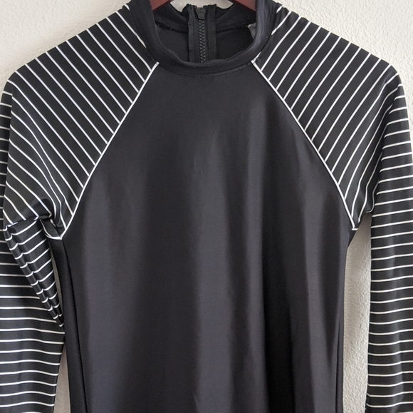 Women's Mock Neck Long Sleeve Rashguard Medium - Picture 7 of 9